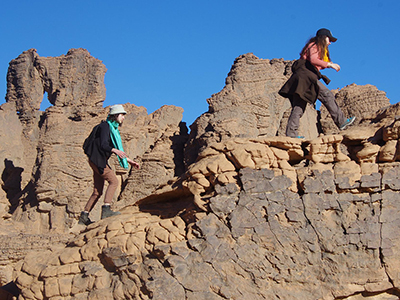Marche sur le plateau du Tassili